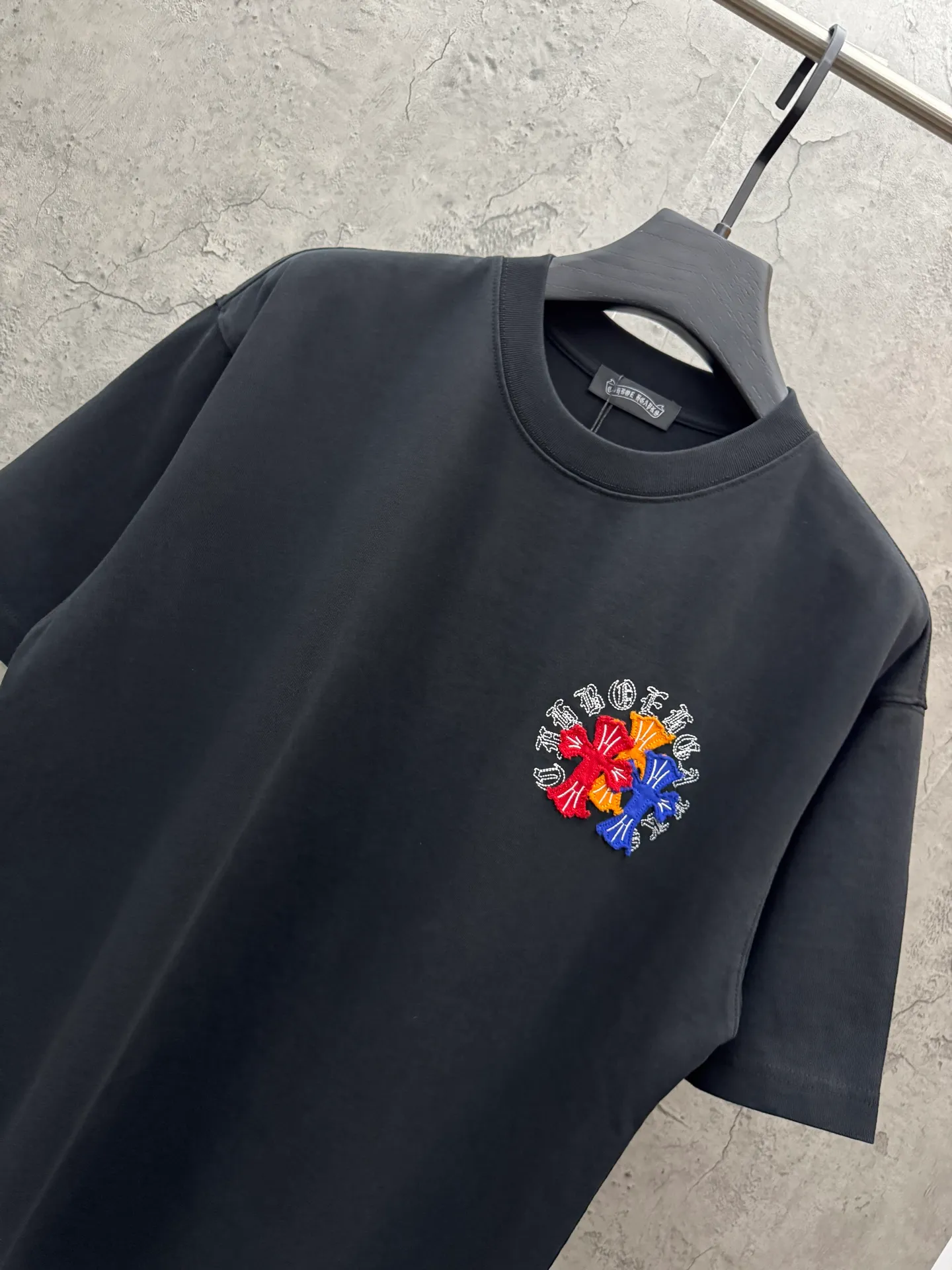 P180 top version, real shot without P, ​​different from market currency) 𝗖𝗵𝗿𝗼𝗺𝗲 𝗛𝗲𝗮𝗿𝘁𝘀/Croxin 2026 spring new original single counter American laser burnt patch embroidered couple short sleeves 👑The highest version! Customized fabric 300 grams, best-selling model at the counter, very comfortable to wear. Accessories: original molded and authenticated collar label ➕ 100% silk wash water label. Genuine purchase-grade original hangtag➕matching hanging rope➕3D hanging beads➕original packaging bag. Craftsmanship: The original version has consistent wiring! The highest version of the armhole matching technique! Color: White Black Size: S M L XL Style No.: 26-2031